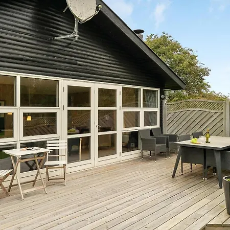 3 Bedroom Stunning Home In Vaeggerlose Holiday home *