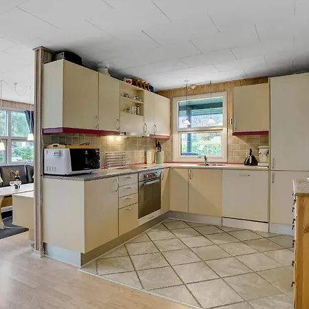 3 Bedroom Stunning Home In Vaeggerlose Holiday home